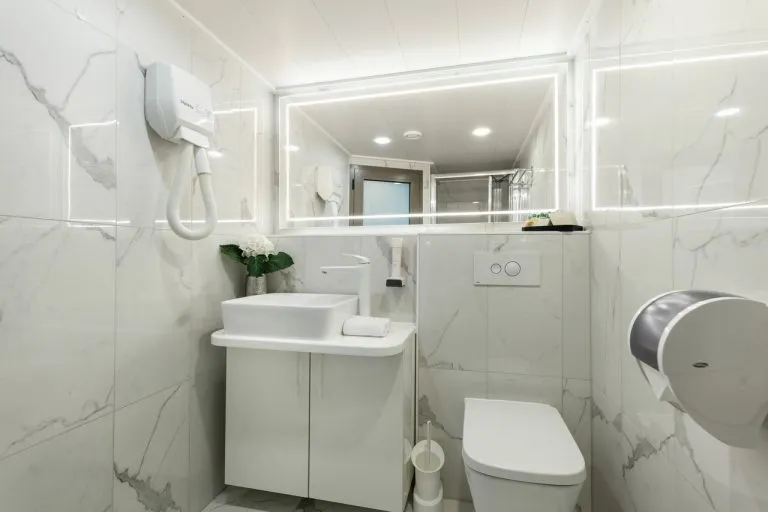 Badkamer met wastafel en spiegel