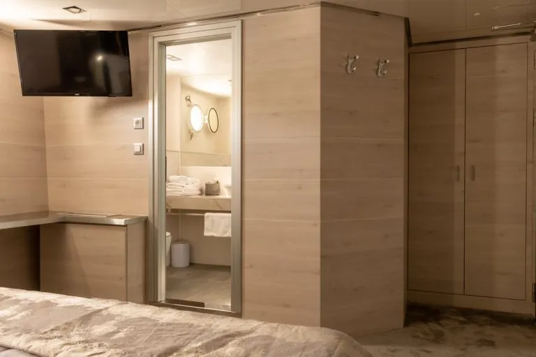 Schlafzimmer mit Spiegel in yolo yacht