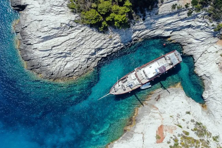 Corsario boot op het water