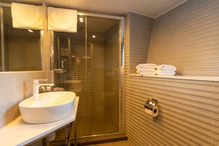 Douche en verre dans une salle de bains de luxe