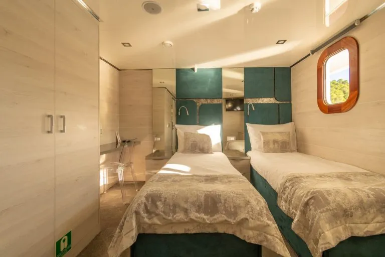 Hotelkamer met twee bedden