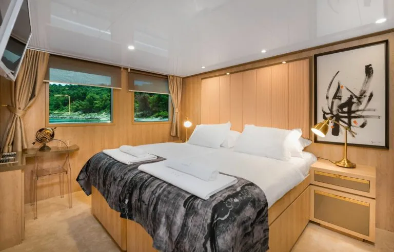 Grand lit dans la chambre du yacht