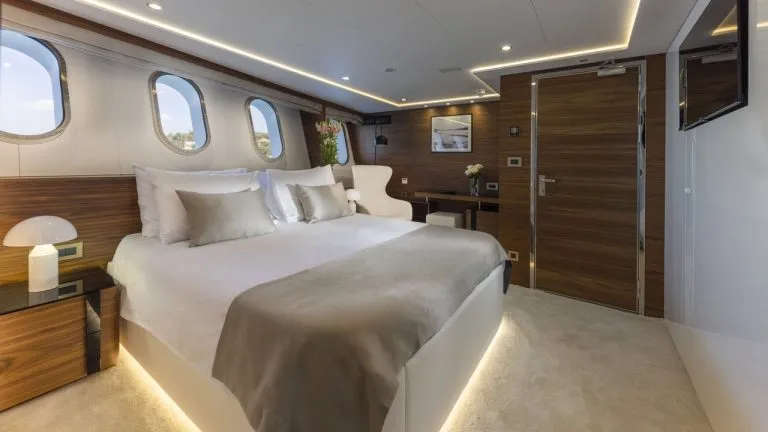 Lit de luxe dans la chambre du yacht