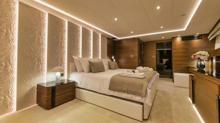 Luxus-Schlafzimmer auf der Anthea-Yacht