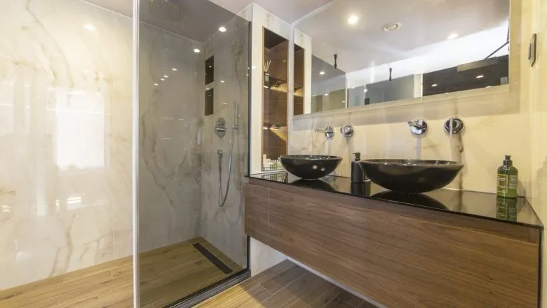 Luxusyacht-Badezimmer mit Glasdusche