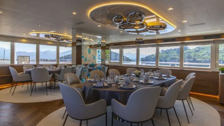 Salle à manger d'un yacht de luxe