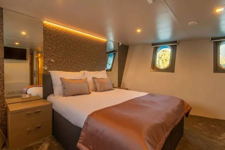 Chambre de luxe dans un yacht, lit ohana