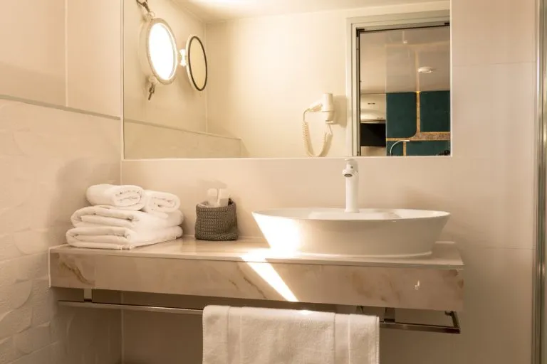 Waschbecken und Spiegel im Badezimmer von Yolo