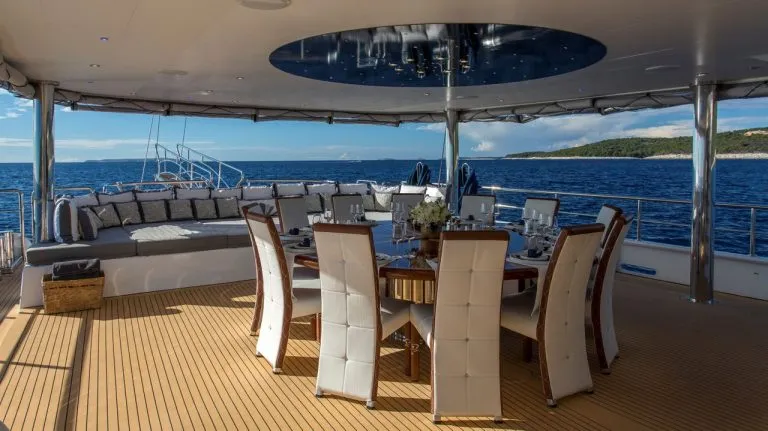 Tisch auf dem Boot