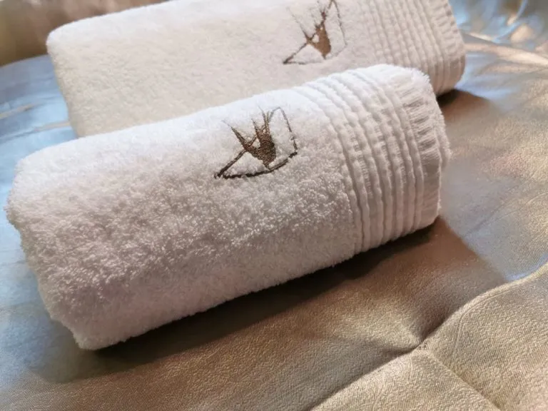 Witte handdoek op zwaluwbed